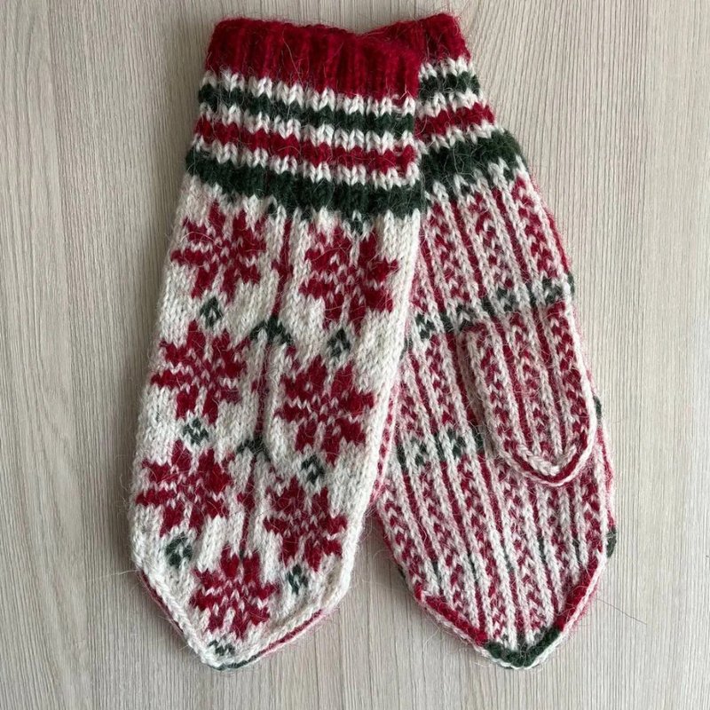 Knitted Accessories Cozy Mittens for Women Perfect Birthday or Christmas Present - ถุงมือ - ขนแกะ สีแดง