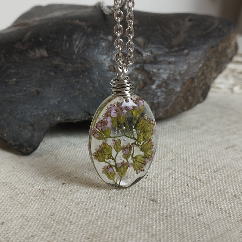 Clear oval pendant with dry flowers. Handmade resin pendant on chain. - สร้อยคอ - เรซิน สีเขียว