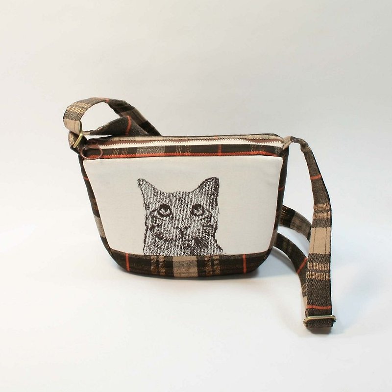 Embroidery 20cm zipper messenger bag 01- cat - กระเป๋าแมสเซนเจอร์ - ผ้าฝ้าย/ผ้าลินิน สีนำ้ตาล