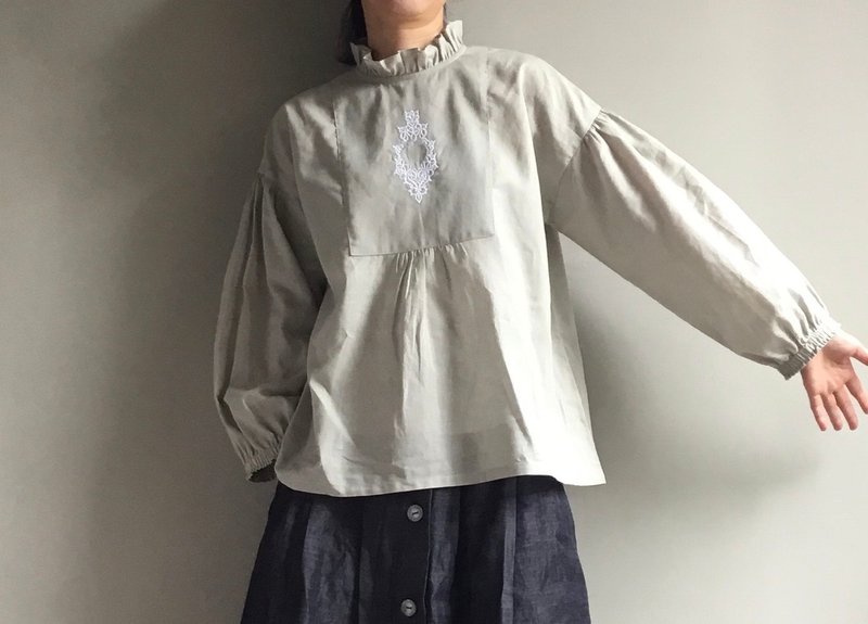 Winter tree atmosphere/classical embroidery light gray green Linen and linen lotus leaf piping collar long-sleeved top - เสื้อผู้หญิง - ผ้าฝ้าย/ผ้าลินิน 