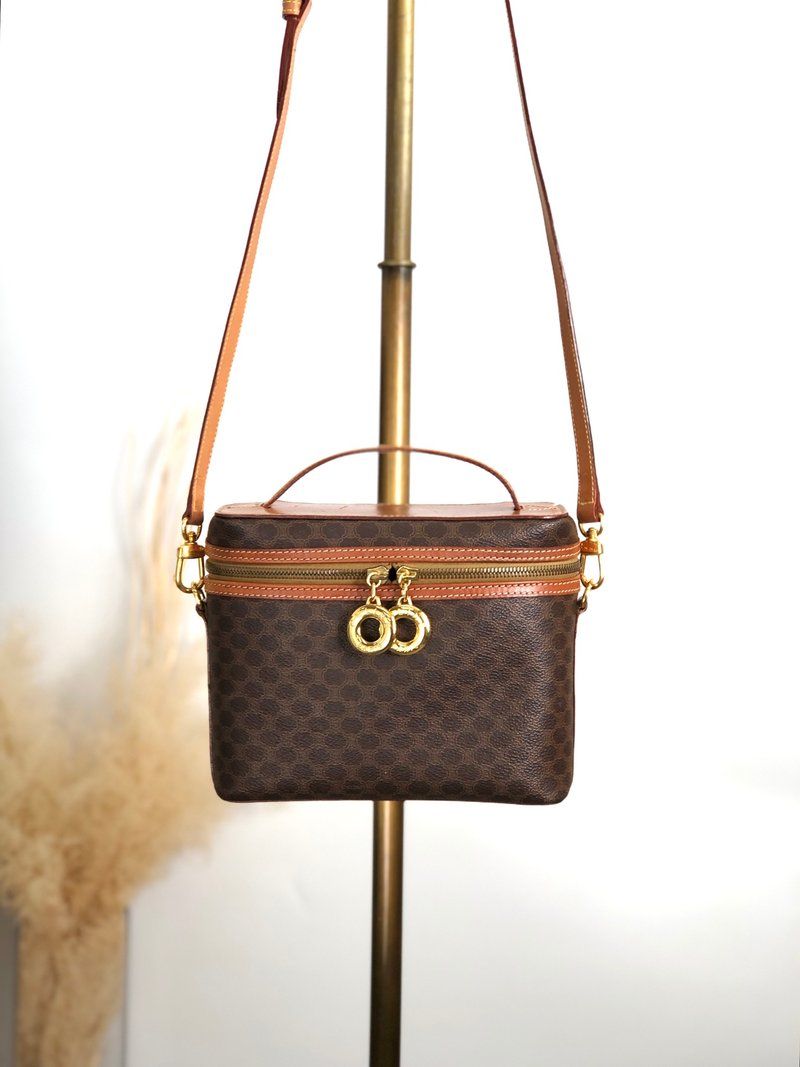 【 日本直送　名牌中古包 】CELINE セリーヌ マカダム ショルダーバッグ ブラウン ロゴ サークル PVCレザー 2way バニティ iis56x - 側背包/斜背包 - 防水材質 咖啡色