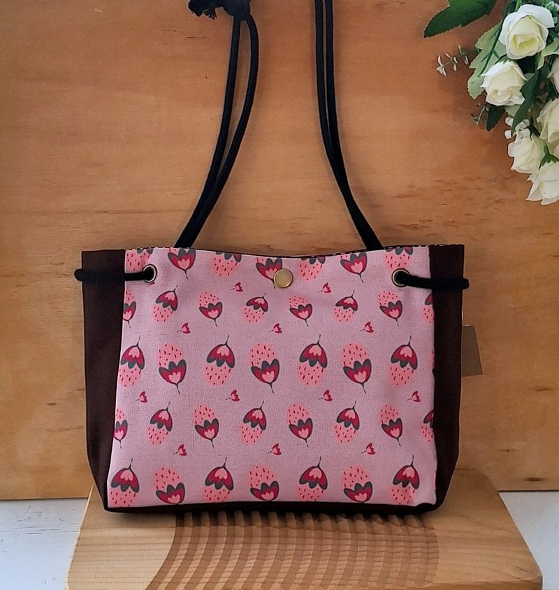 Designer fashion print tote bag-Gill strawberry flower - กระเป๋าแมสเซนเจอร์ - เส้นใยสังเคราะห์ 