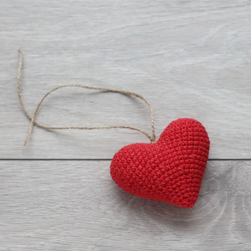 Romantic knitted red heart pendant as a gift for Valentine's Day or a wedding - 擺飾/家飾品 - 其他材質 紅色