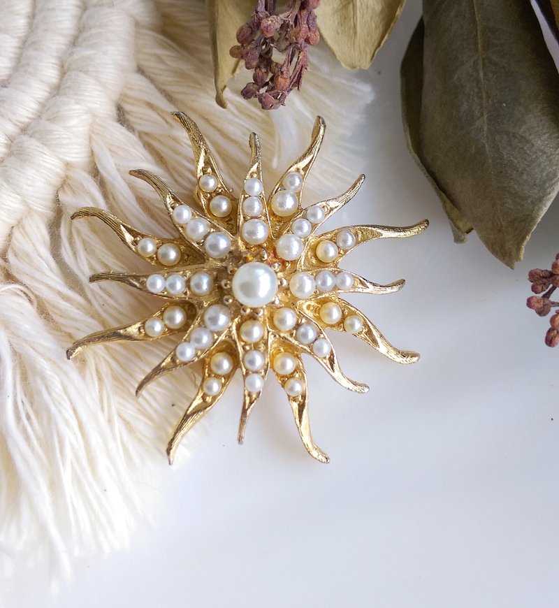 Vintage Jewelry 西洋古董飾品  優美 層次 珍珠花葉 細緻 別針 - 徽章/別針 - 其他金屬 金色