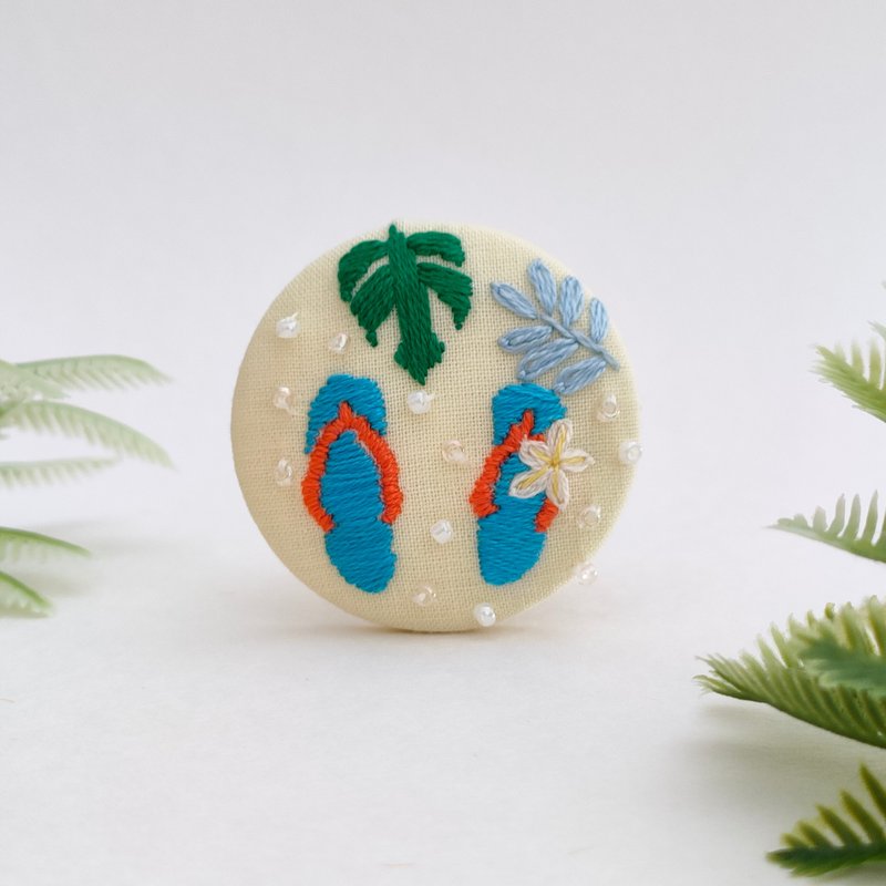 夏の砂浜とプルメリアのビーチサンダル刺繍ブローチ - 胸針 - 棉．麻 藍色