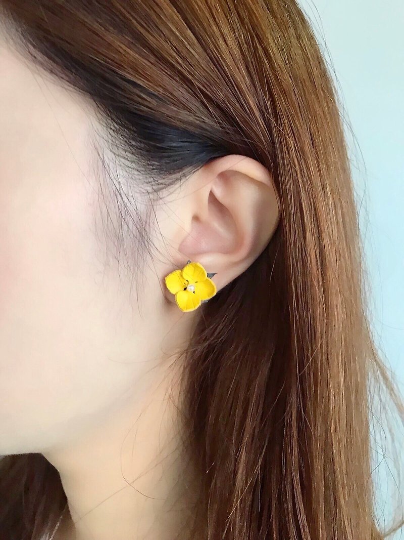 Leather Hydrangea Earrings │ ear pin style - ต่างหู - หนังแท้ หลากหลายสี