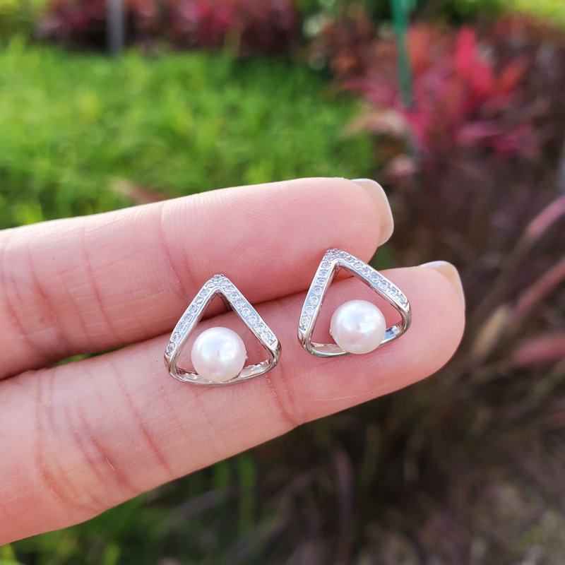 Elegant 5.6mm Mirror Luster Natural White Round Pearl 925 Silver Stud Earrings - Earrings & Clip-ons - Pearl White