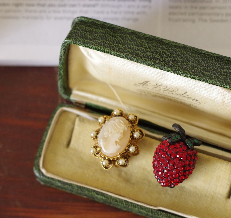 古董Weiss CAMEO貝雕 草莓夾式耳環 單耳 C965 - 耳環/耳夾 - 其他金屬 金色