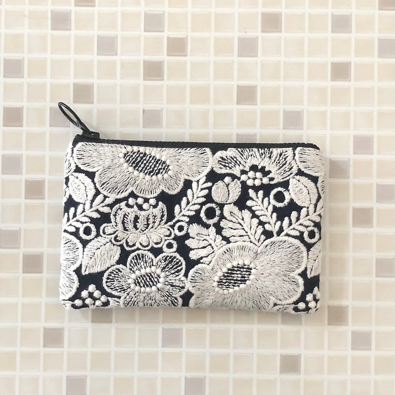 Mini pouch navy handmade popular pattern embroidery elegant high quality fabric mina perhonen smile flower - กระเป๋าเครื่องสำอาง - ผ้าฝ้าย/ผ้าลินิน หลากหลายสี