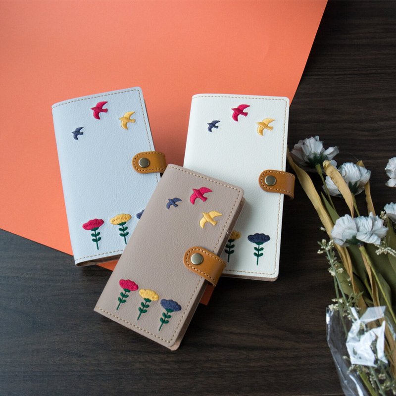 เคสฝาพับปักลายดอกไม้และนกสไตล์นอร์ดิก หนังแท้อิตาลี/โทจิกิ A111I - เคส/ซองมือถือ - หนังแท้ สีนำ้ตาล