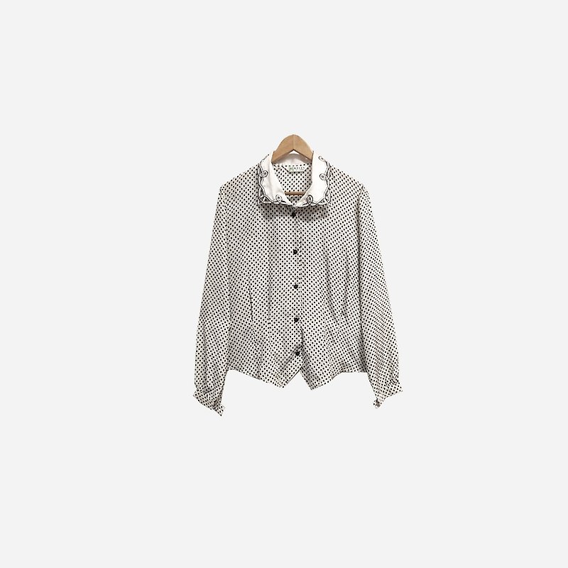 Dislocation vintage / Embroidery collar black and white little shirt no.349 vintage - เสื้อเชิ้ตผู้หญิง - เส้นใยสังเคราะห์ สีน้ำเงิน