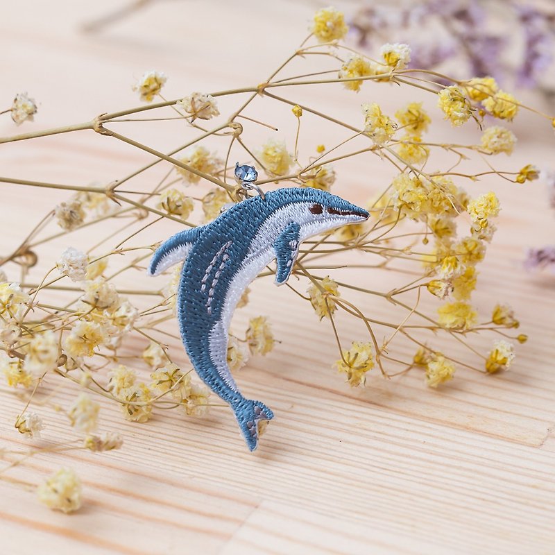"Three flower cat hand flower" marine embroidery dolphin ear can be folder type - Earrings & Clip-ons - Thread Blue