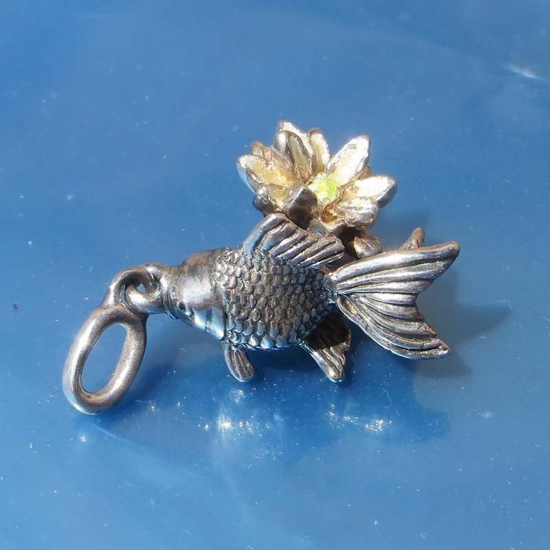 金魚と蓮の花　銀と七宝焼き - ネックレス - 金属 ホワイト