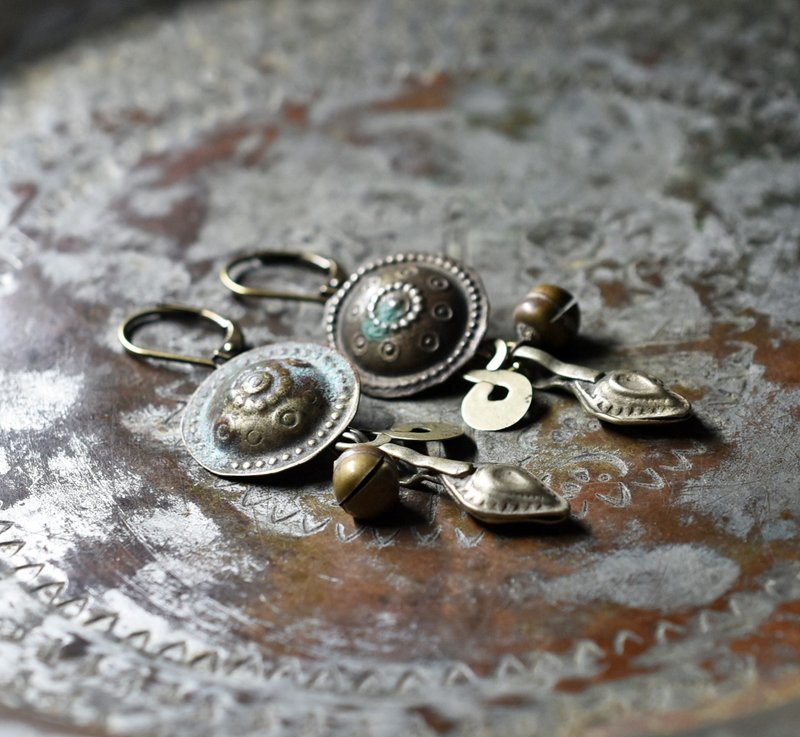 魔法陣の様なoldアフガンメタルパーツとペイズリーパーツ、鈴のピアス - 耳環/耳夾/耳骨夾 - 其他金屬 金色