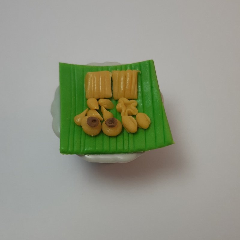 5 Thai dessert Food Miniature Dollhouse collectible decorate - 擺飾/家飾品 - 黏土 黃色