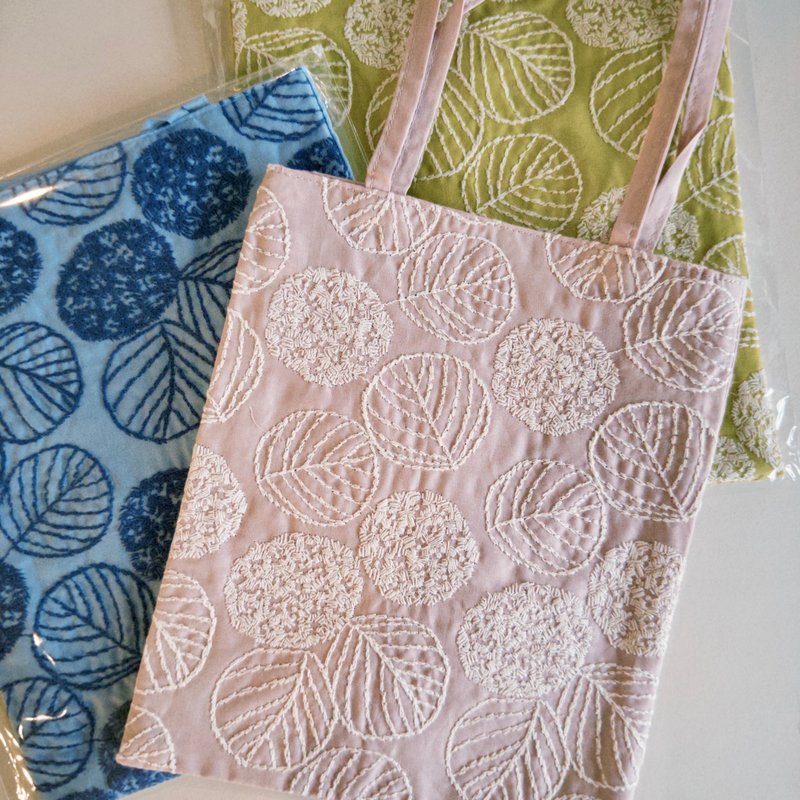 [Kurashiki Craftsmanship] ten to sen hydrangea embroidered small book bag - Handbags & Totes - Cotton & Hemp 