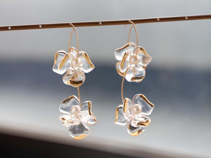 14kgf-clear flower hoop pierced earrings/can change to clip-on - Earrings & Clip-ons - Other Metals Transparent