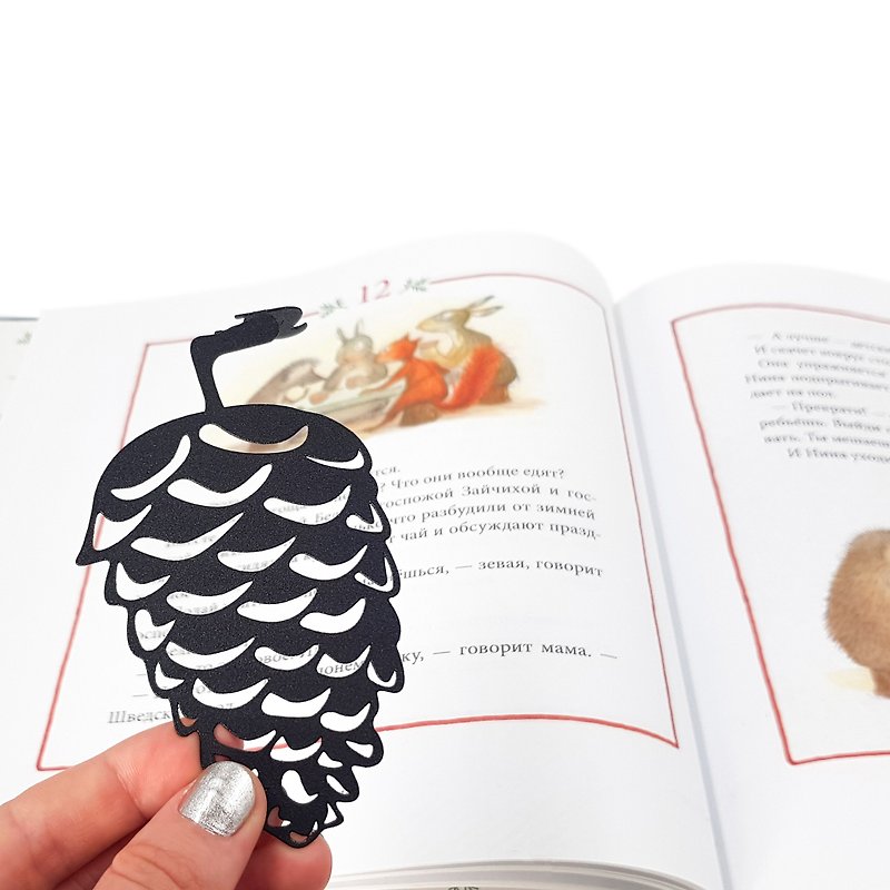 Sturdy Metal Bookmark: Squirrel and the Pine Cone - Small Gift for Book Lover - 書籤 - 其他金屬 黑色