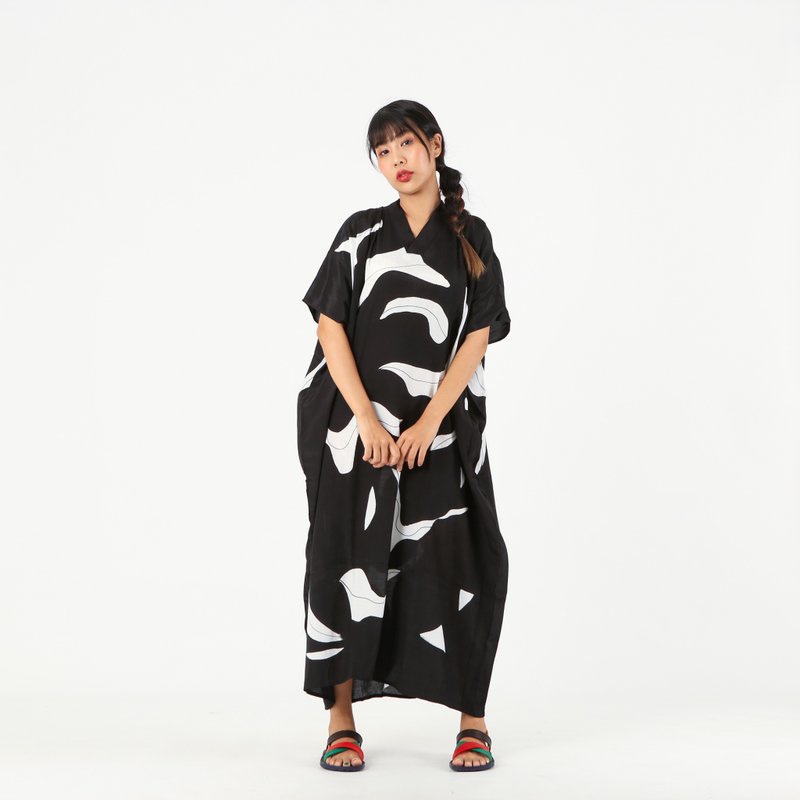 Kaftan V Nack Cotton Silk Hand Paint Free Size - 洋裝/連身裙 - 棉．麻 黑色