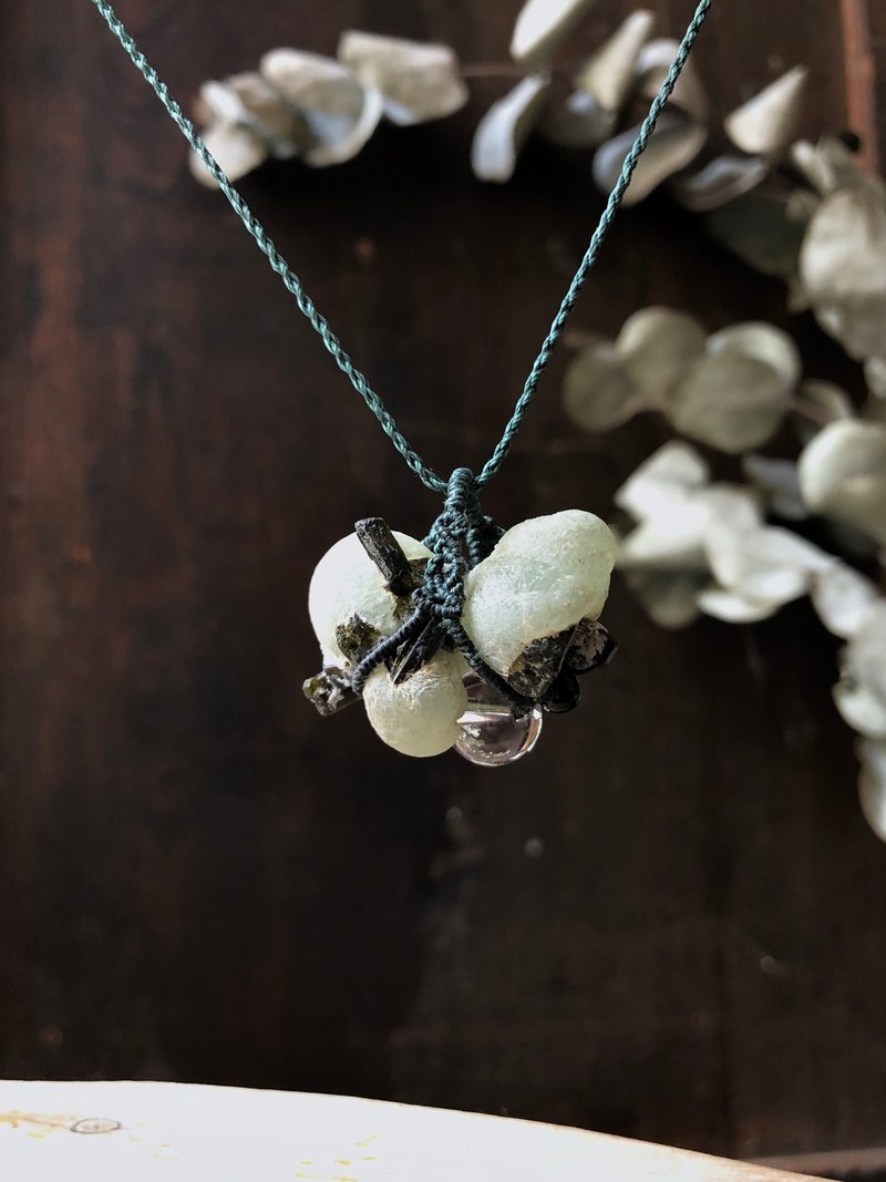 葡萄石+綠簾石編識頸鍊 Prehnite+Epidote Necklace-Heart Shap - 項鍊 - 水晶 綠色