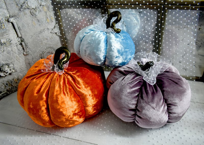 A set of three colored velvet pumpkins - ตุ๊กตา - วัสดุอื่นๆ หลากหลายสี