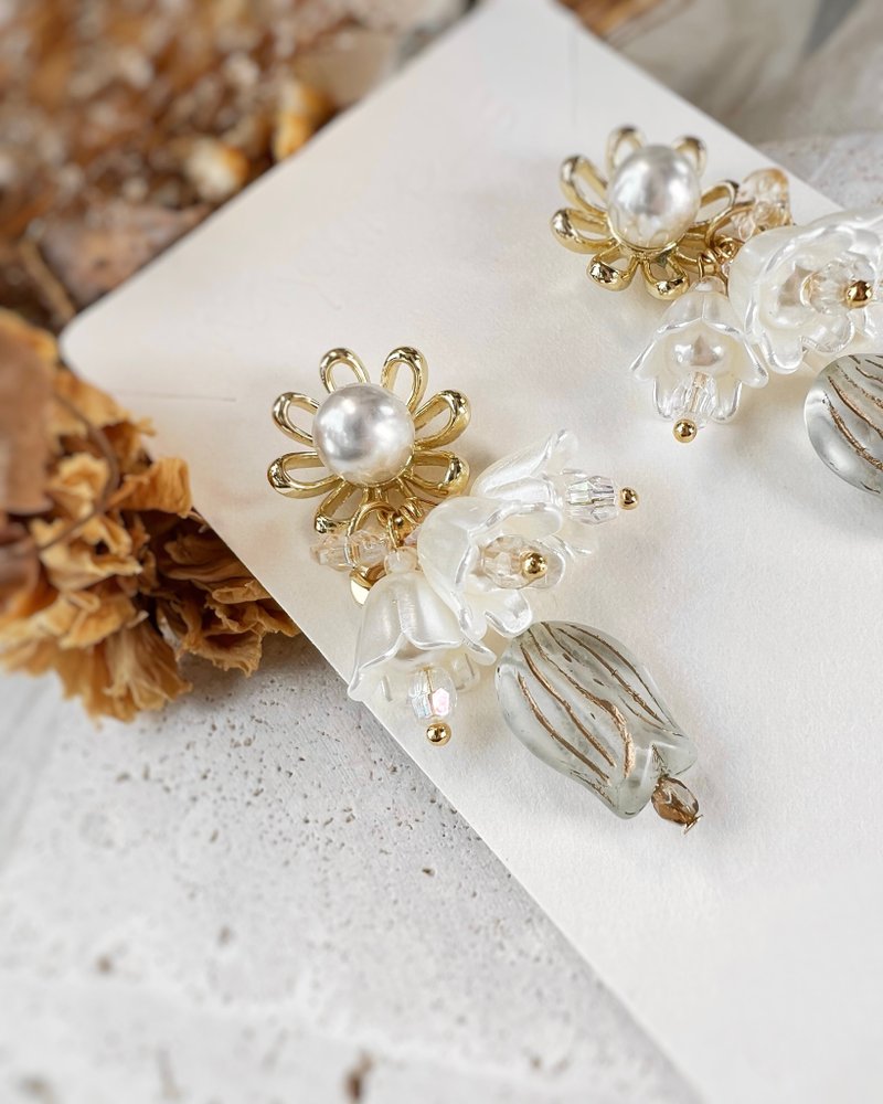 Romantic floral pearl earrings - ต่างหู - โลหะ สีทอง