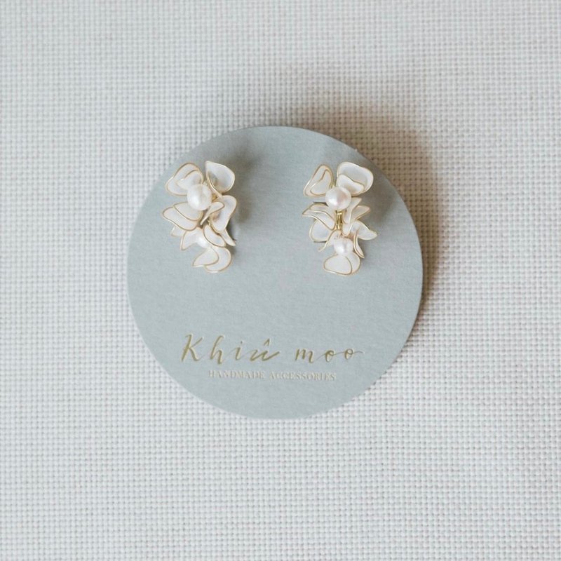 Autumn new style //Put-ear resin flower earrings er078 - Earrings & Clip-ons - Other Materials Blue