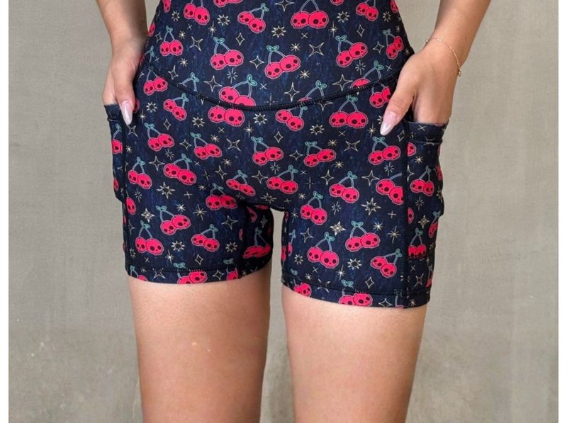 【SILVERWIND】イーブルチェリープリント ハイウエスト S 速乾 ランニング フィットネス ヨガ ショートパンツ - スポーツボトムス - サステナブル素材 多色