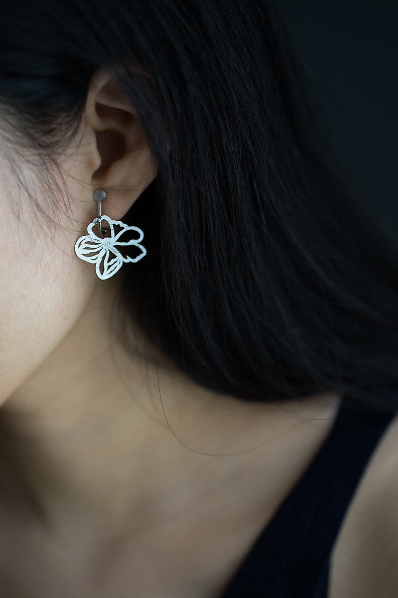 十月櫻花對稱剪紙耳環 - 耳環/耳夾 - 防水材質 白色