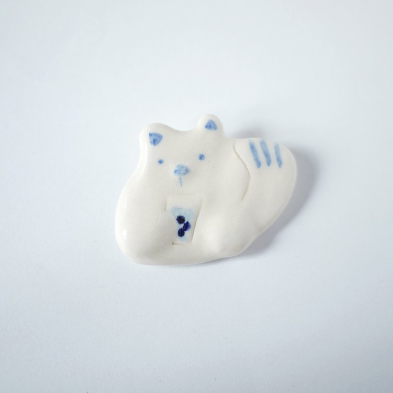 Squirrel drink bubble tea - Brooches - Porcelain White