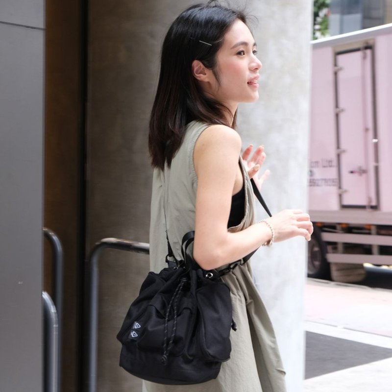 【DOUGHNUT】6.5吋 防潑水 斜/側/後背3用包 小水桶包 日常-黑 - 側背包/斜背包 - 聚酯纖維 黑色