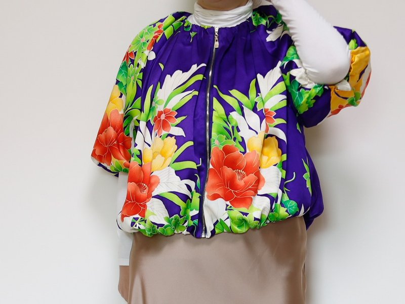 One of a kind balloon shaped jacket made from vintage kimono Free shipping - เสื้อแจ็คเก็ต - ผ้าไหม สีม่วง