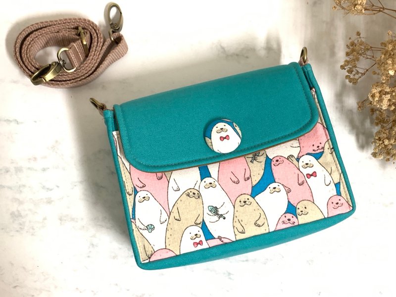 加大相機包/ 隨身包 海豹粉x藍蓋 - 相機包/相機袋 - 棉．麻 粉紅色