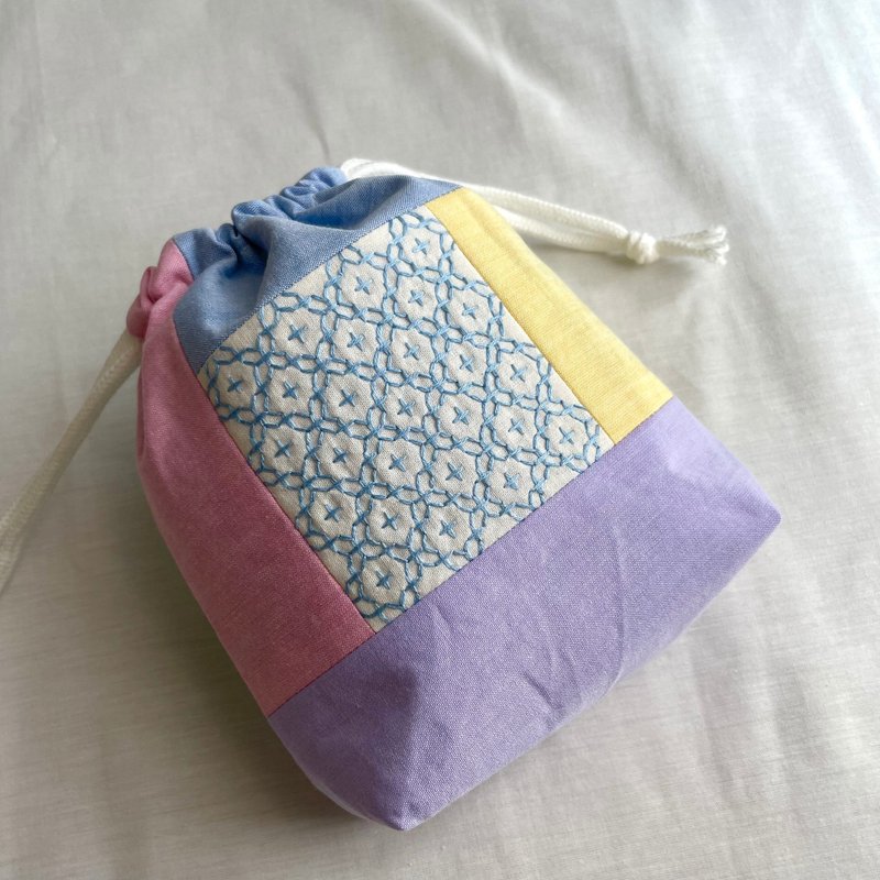 パステルカラーの刺し子巾着　マチ有　パッチワーク　プレゼント　刺繍　カラフル　誕生日　化粧ポーチ　小物入れ　クリスマス - 化妝包/收納袋 - 棉．麻 多色