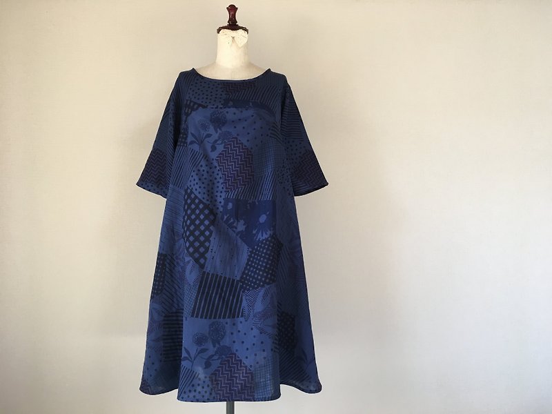 ふんわりダブルガーゼのフレアワンピース　ランダムパッチワーク柄　インディゴブルー - 洋裝/連身裙 - 棉．麻 藍色