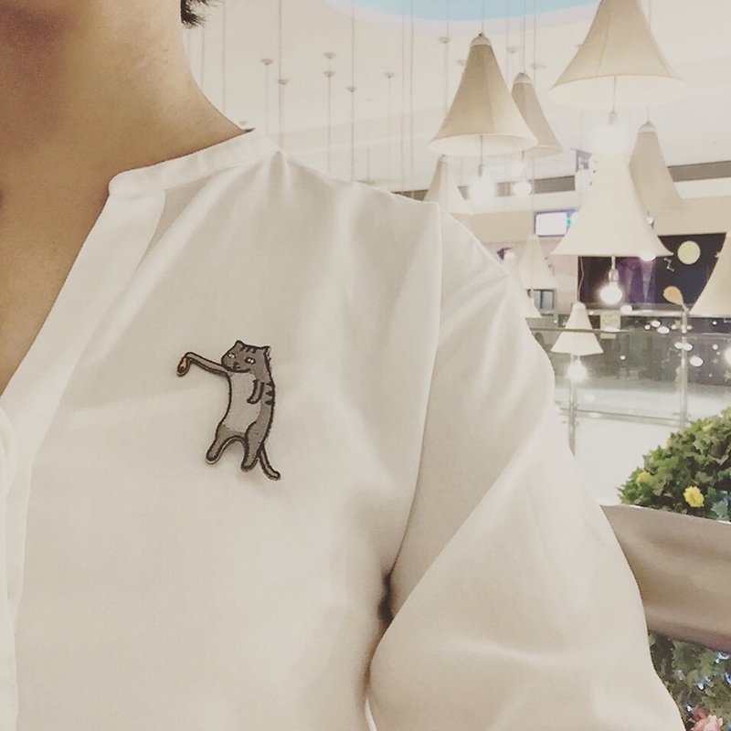 Textured embroidery brooch-meow eat breakfast-fish take it-wear and match accessories - เข็มกลัด - งานปัก 