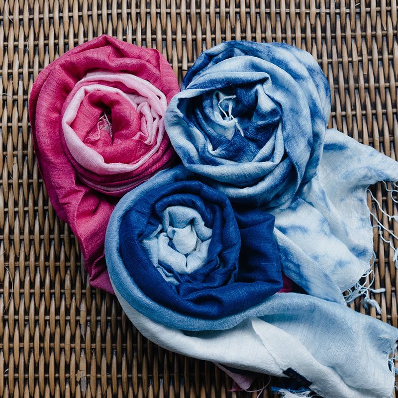 Blue dyed/plant dyed Thai silk scarf - ผ้าพันคอถัก - ผ้าฝ้าย/ผ้าลินิน สีน้ำเงิน