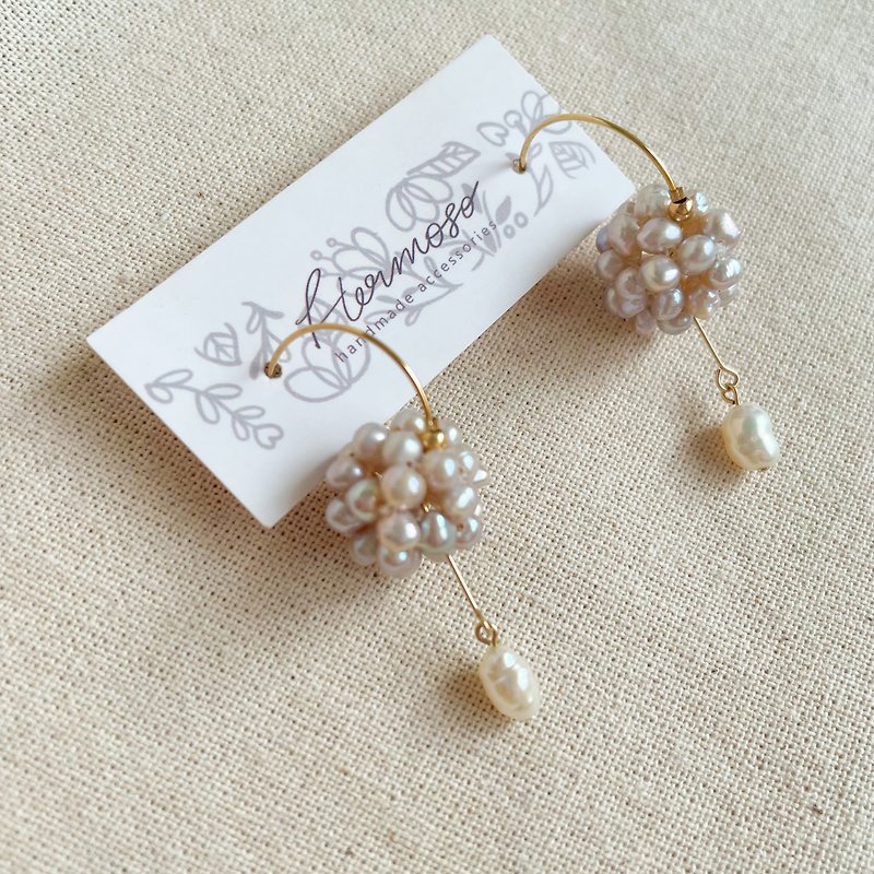 Cloud Pearl. Earrings/dried flowers/pearls/14KGF (14KGF ear hook) - Earrings & Clip-ons - Resin White