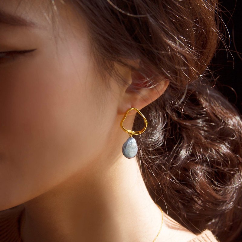 天然鈕扣珍珠耳環 Flat Pearl Ripple - 耳環/耳夾 - 珍珠 金色