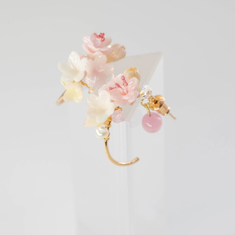 Half wreath earrings/light pink/Japanese floral resin clay handmade earrings - Earrings & Clip-ons - Plants & Flowers Pink