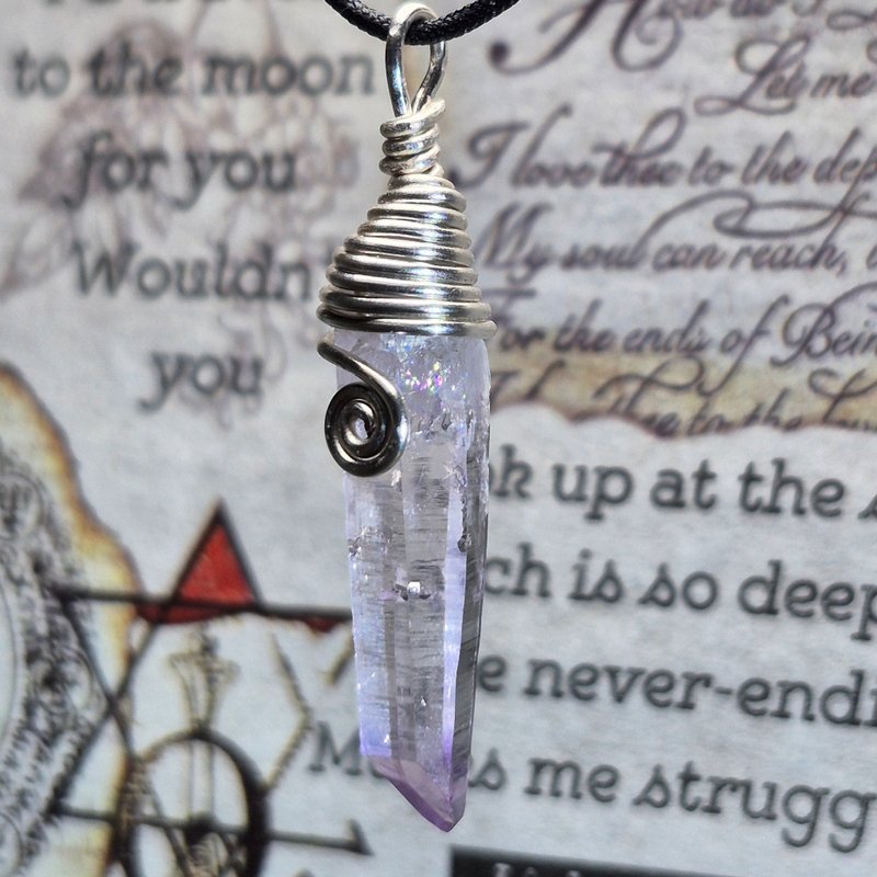 •有個性的優雅• 克魯茲水晶| 淡薰衣草紫色 | 手作繞線吊墜項鍊 - 項鍊 - 水晶 紫色
