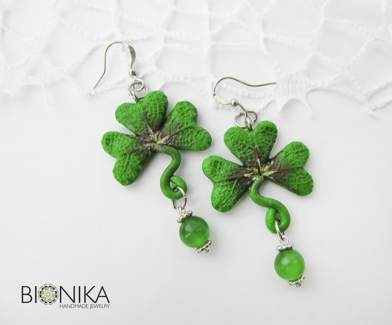 Clover drop earrings Cute plant earring Shamrock green earrings Leaf Clover clay - 耳環/耳夾/耳骨夾 - 黏土 綠色