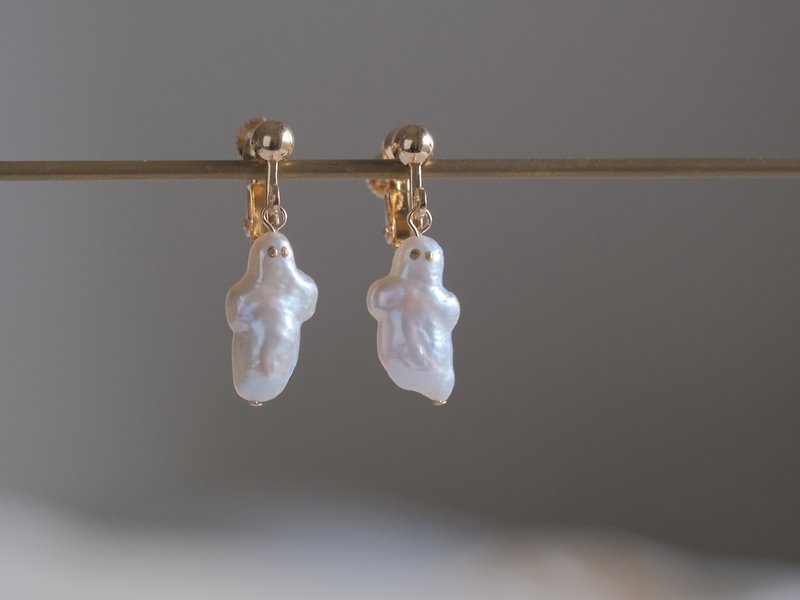 Tiny ghost earring baroquepearl Kintsugi eye - Earrings & Clip-ons - Pearl White