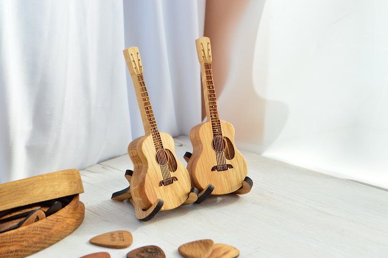 Guitar shape box with oak guitar picks ang custom engraving guitar player gift - Guitar Accessories - Wood Multicolor