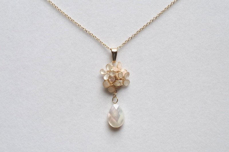 Manicure flower floret and white shell pendant ecru - สร้อยคอ - วัสดุอื่นๆ สีกากี