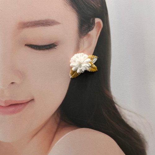 艸化工事 Maison du Corsage Pinkoi 限定獨家 | Giggles 輕輕笑自然亮眼黃配小白花耳環