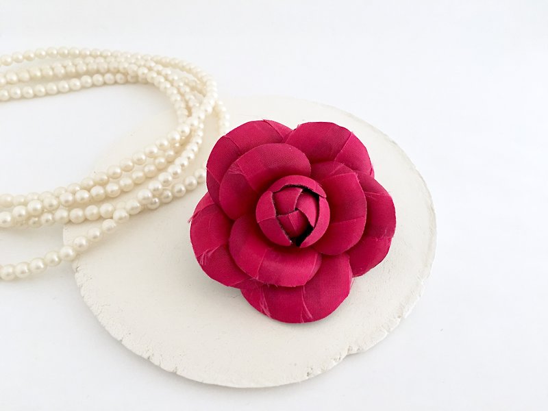 Camellia Corsage (Pink) - เข็มกลัด - เส้นใยสังเคราะห์ สึชมพู