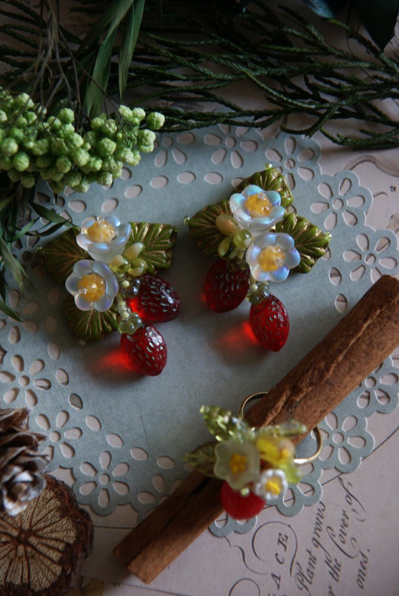 [Strawberry in the Forest] Handmade Czech Pearl Mori Earrings - ต่างหู - กระจกลาย สีแดง