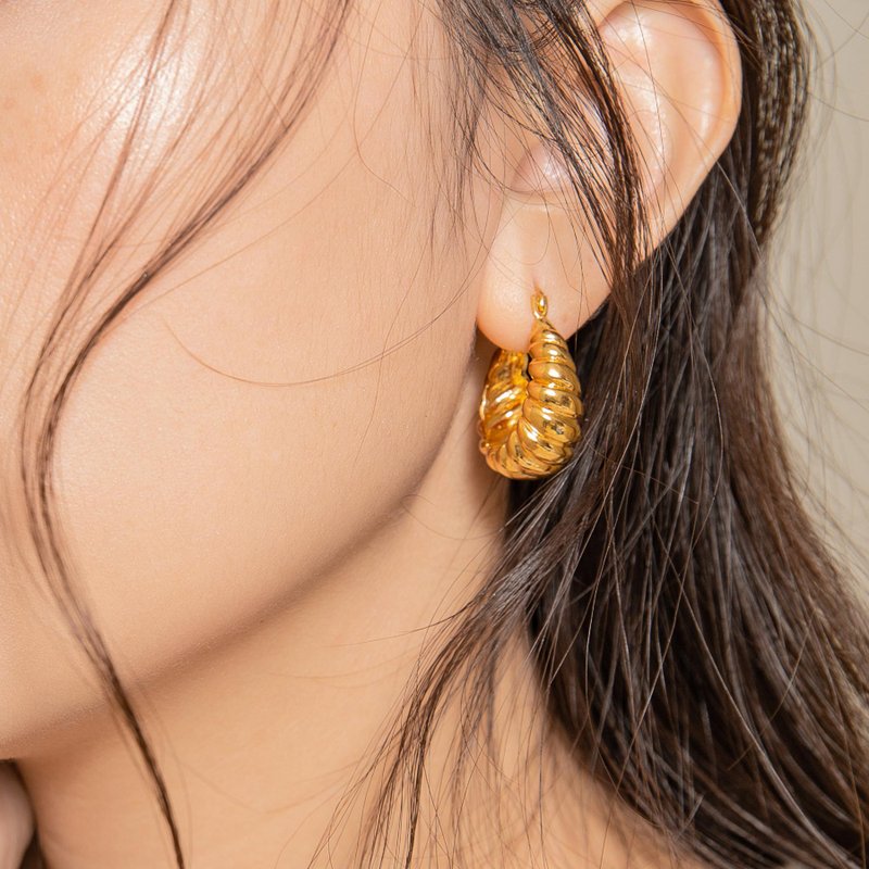 Croissant Hoop Earrings In Brass 22K Gold Plated 可頌耳環 - 耳環/耳夾/耳骨夾 - 銅/黃銅 金色