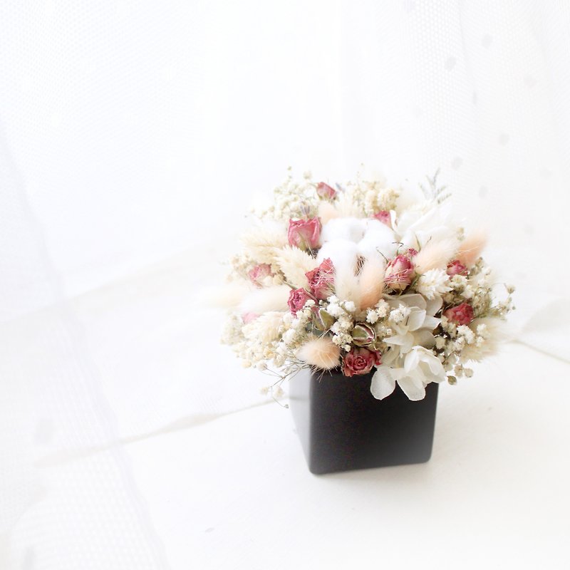 古典的なビンテージピーチテーブルの花、ホワイトコットンとミニローズドライフラワーセレモニー - ドライフラワー・ブーケ - 寄せ植え・花 ピンク